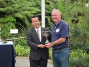 The Japanese Consul present the cup for the winning table 2010